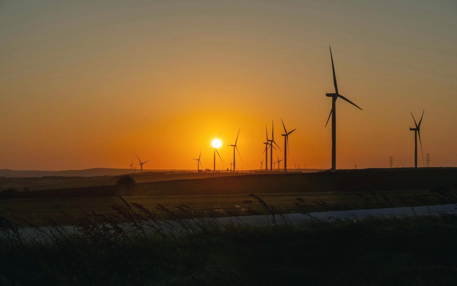 Installation géothermique moderne avec équipements de forage et infrastructure de conversion énergétique